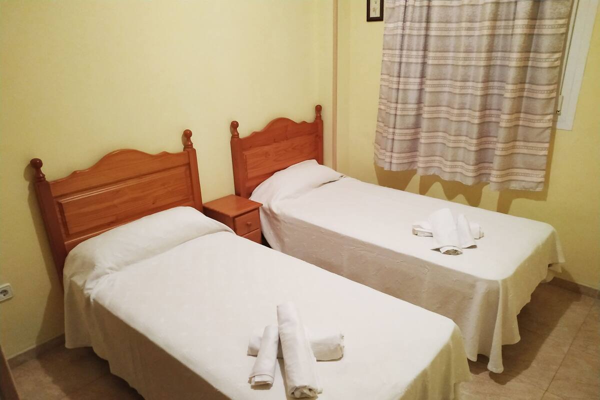 Cots/infant beds, bed sheets