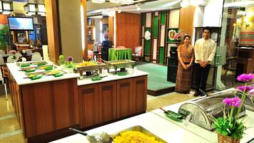 Lunch and dinner served, Thai cuisine