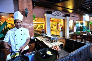 Lunch and dinner served, Thai cuisine - Chiang Mai Gate Hotel (Chiang Mai)