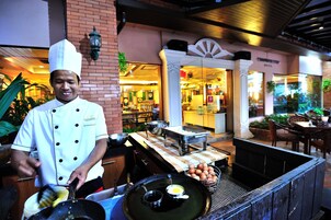 Se sirven almuerzos, cenas y cocina tailandesa 