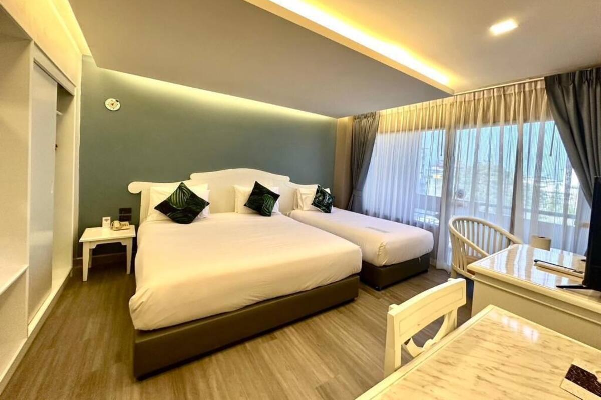Grand Deluxe Family Connecting Room | Minibar, brankas, meja kerja, dan Wi-Fi gratis