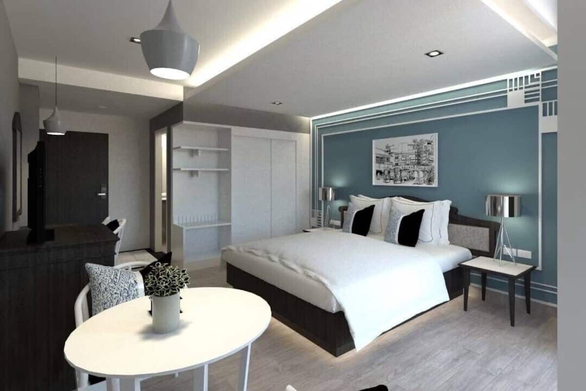 Minibar, in-room safe, desk, WiFi (free)