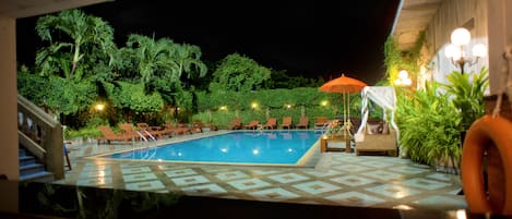 Piscine extérieure, parasols de plage, chaises longues