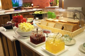 Lunch and dinner served, Thai cuisine - Chiang Mai Gate Hotel (Chiang Mai)