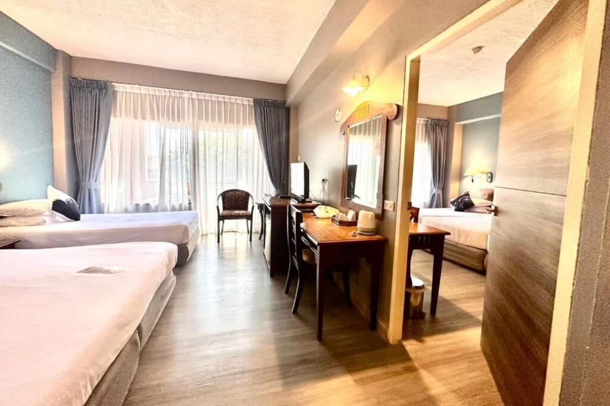 Deluxe Family Connecting Room | 1 bedroom, minibar, in-room safe, desk