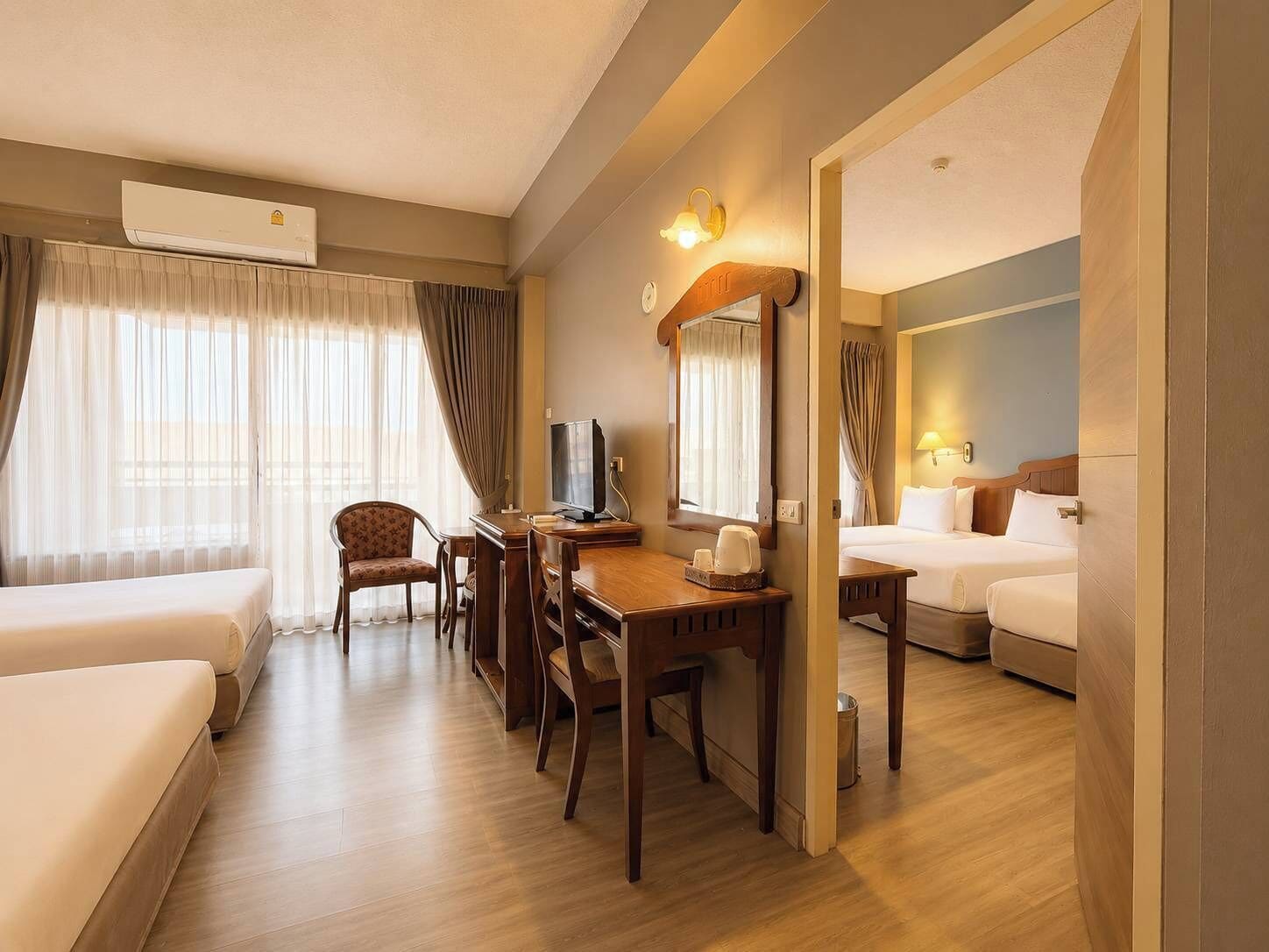 Deluxe Family Connecting Room | Minibar, caja fuerte, escritorio y wifi gratis