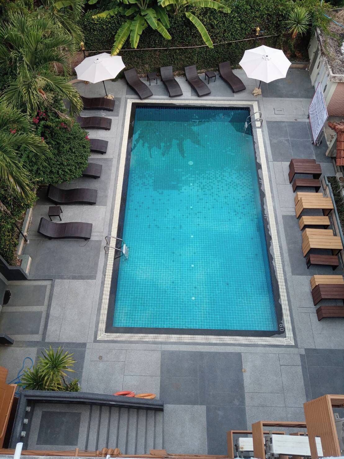Piscine extérieure, parasols de plage, chaises longues