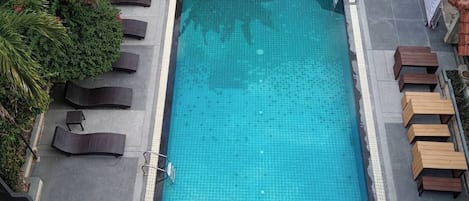 Außenpool, Sonnenschirme, Liegestühle