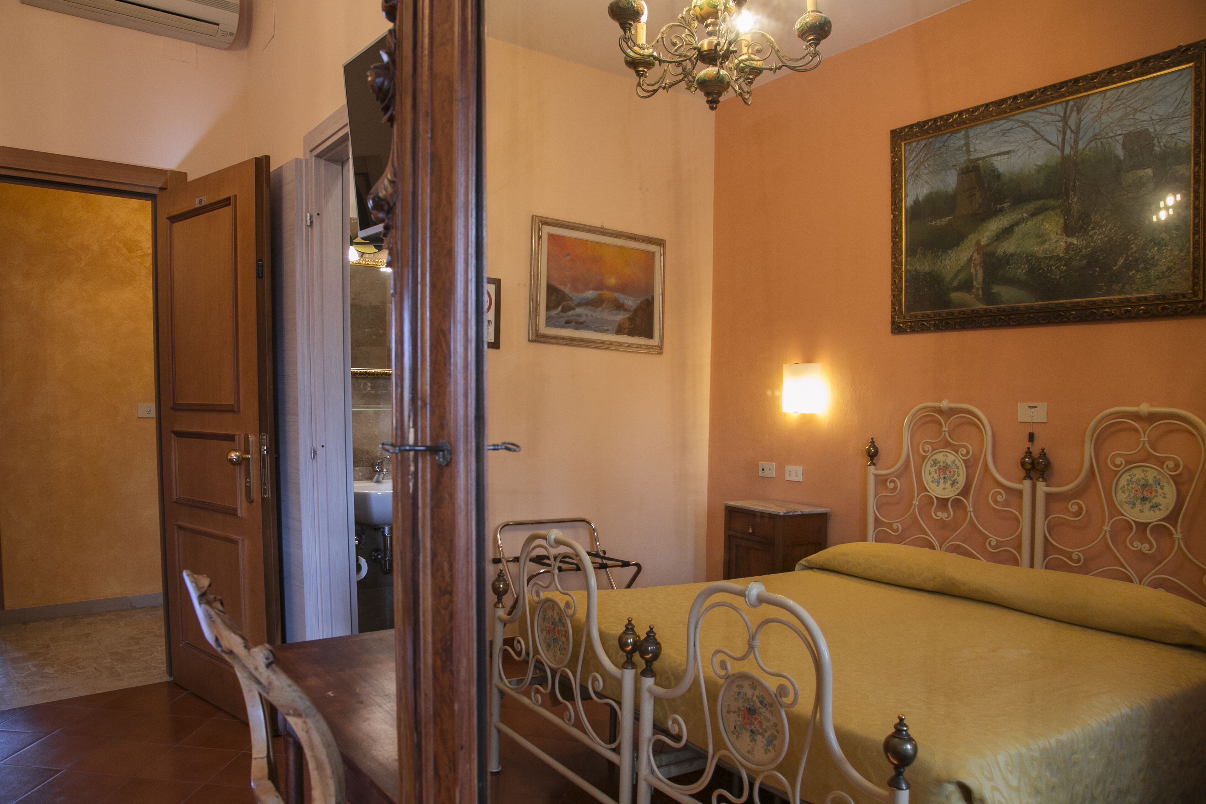 double room, 1 queen bed | 1 bedroom, in-room safe, desk, iron/ironing board