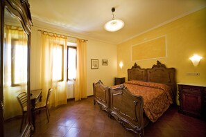 Chambre Double, 1 grand lit | Coffres-forts dans les chambres, bureau, fer et planche à repasser
