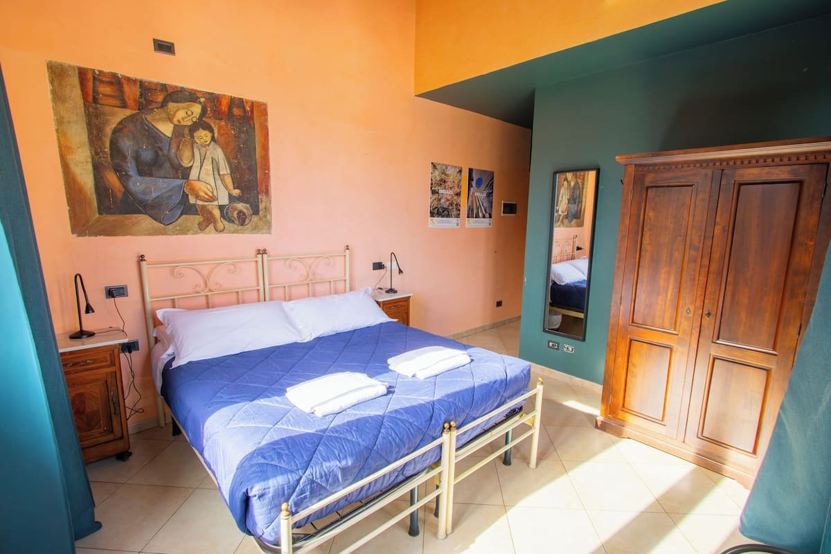 Dobbelt- eller tomannsrom | Safe på rommet, skrivebord, strykejern/-brett og wi-fi (inkludert)