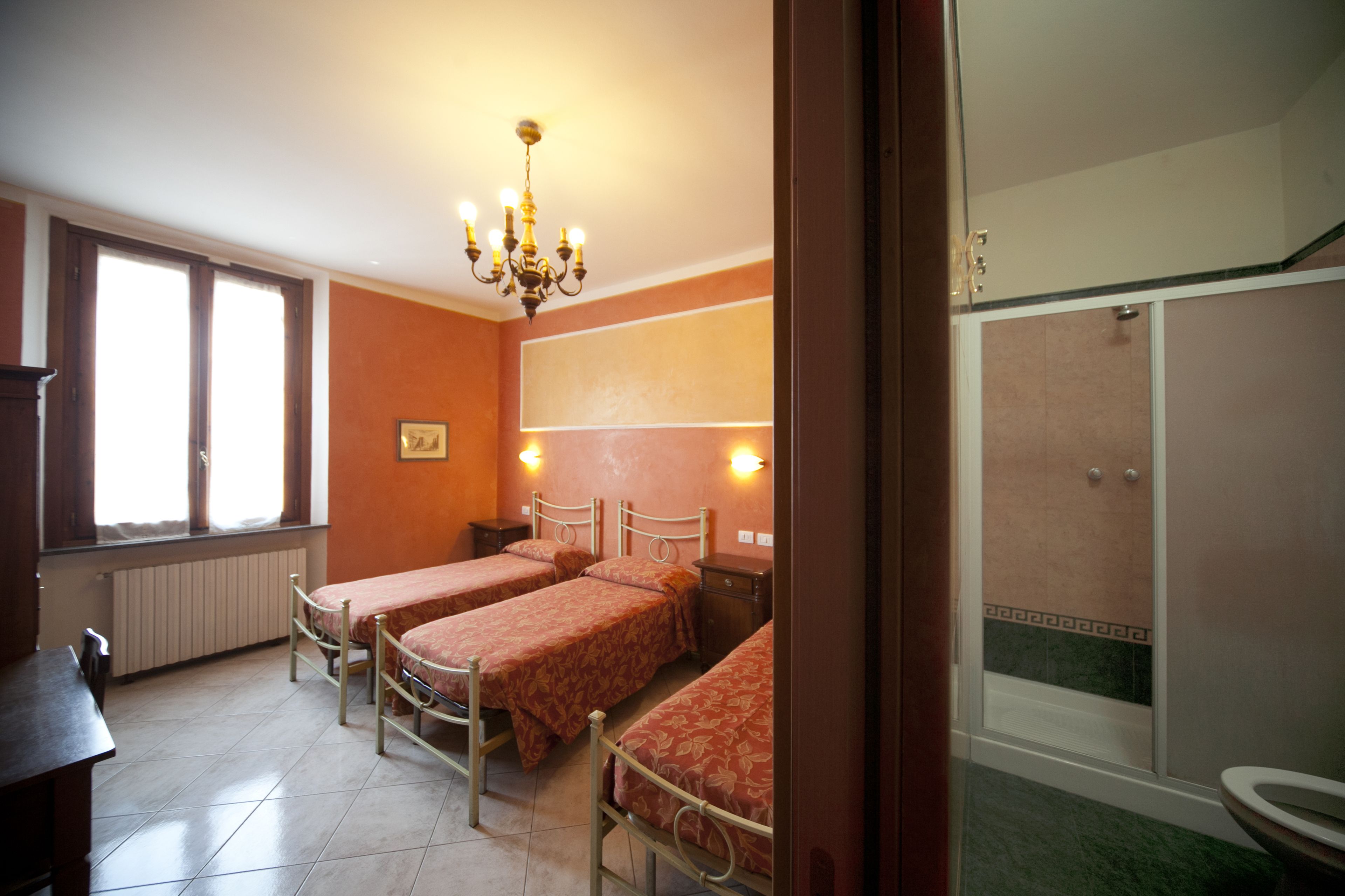 triple room | 1 bedroom, in-room safe, desk, iron/ironing board