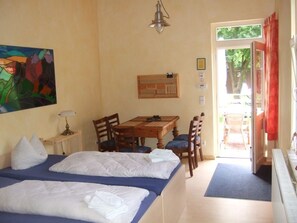 Blackout drapes, bed sheets - Pension Unicat (Potsdam)