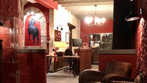 Una sala de estar acogedora con chimenea, sillones de cuero y un comedor con mesa y sillas de madera.