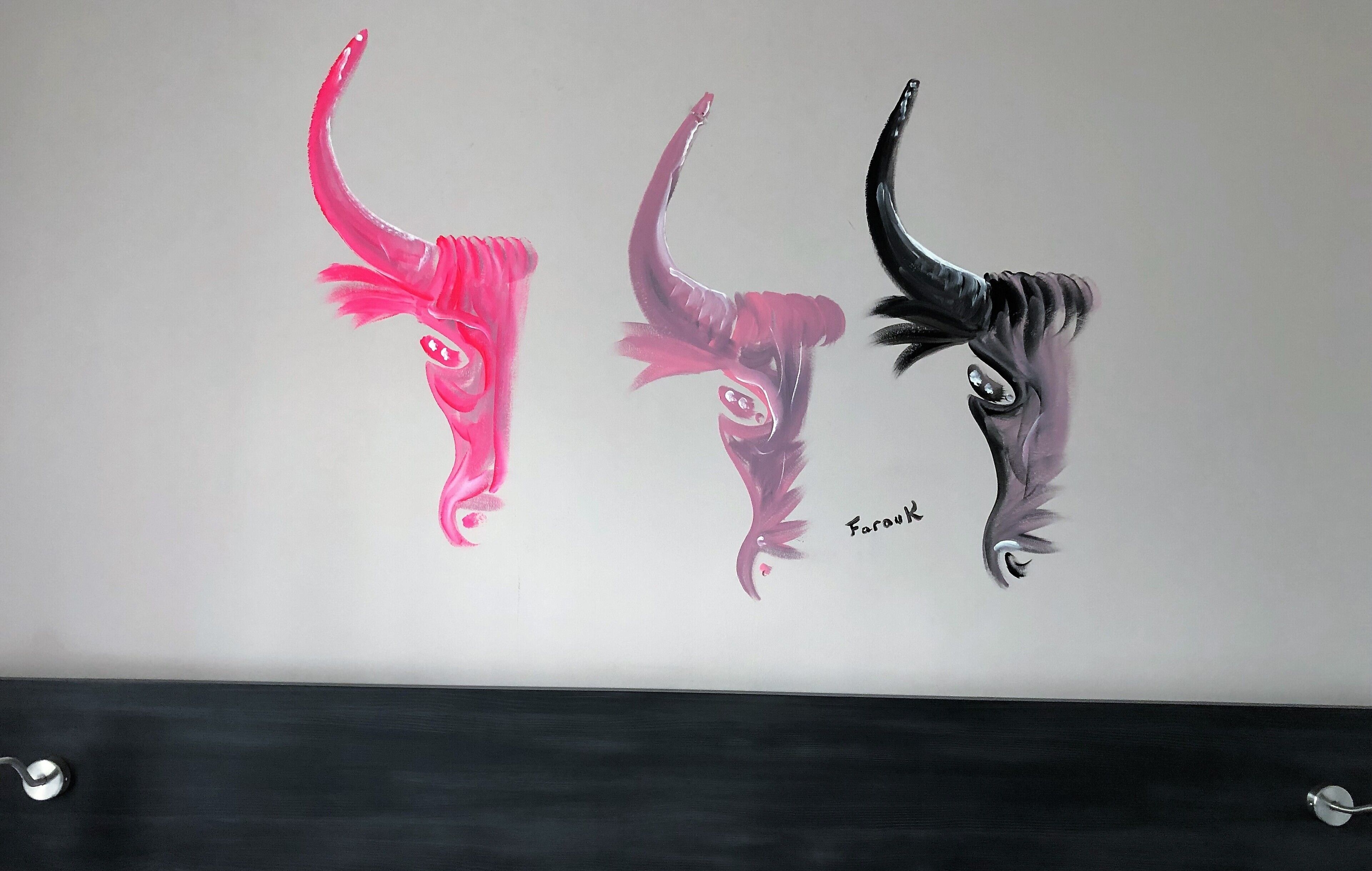 Trois œuvres d’art mural aux motifs abstraits.