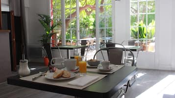 Café da manhã com buffet todos os dias (EUR 16 por pessoa) 