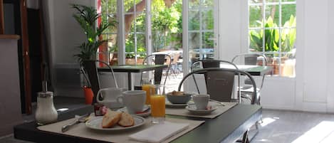 Petit déjeuner buffet (16 EUR par personne)