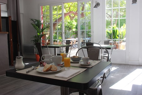Desayuno buffet diario (EUR 16 por persona)