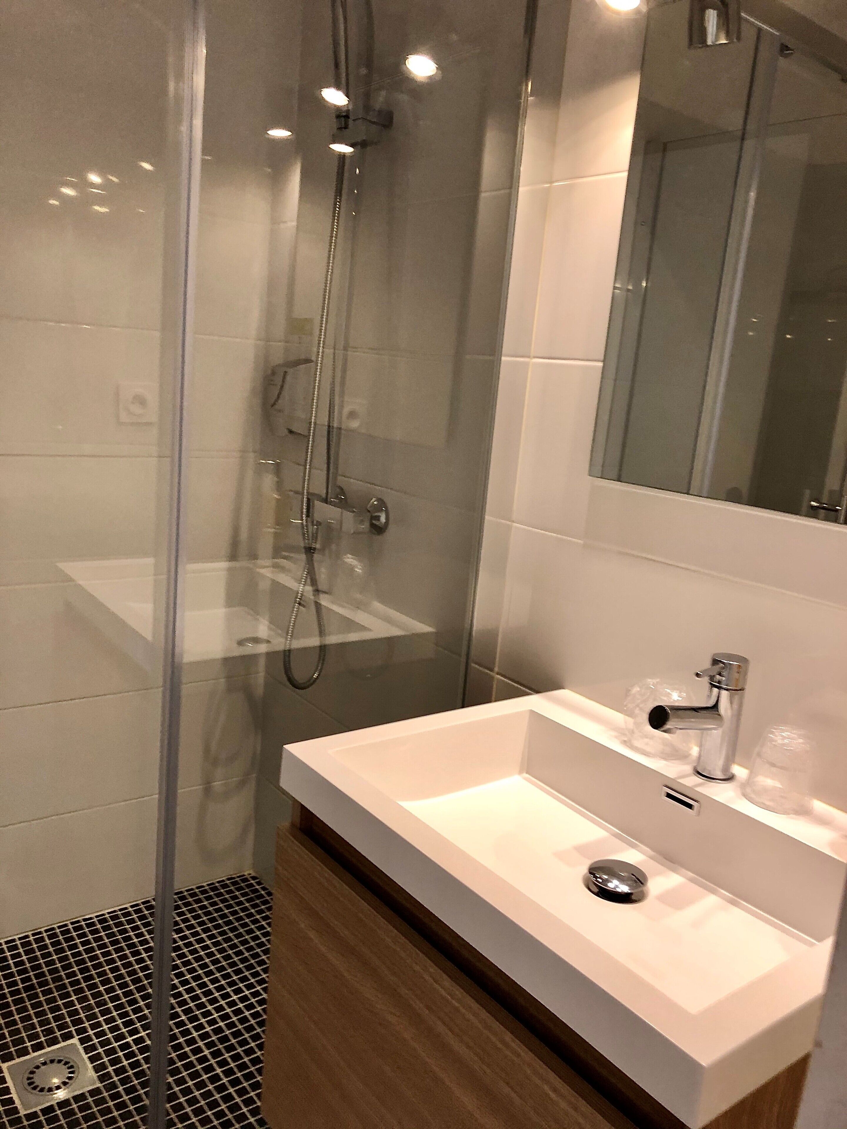 classic room | bathroom | free toiletries, hair dryer, slippers, towels