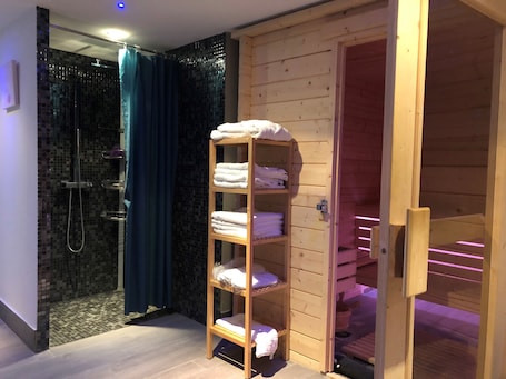 Couples treatment rooms, body treatments, aromatherapy. Saint Louis