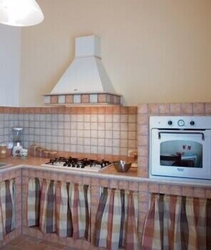 Full-sized fridge, cookware/dishes/utensils