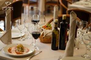 Dagelijks ontbijtbuffet (RON 30 per persoon)