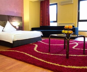 أسرّة بإسفنج يتكيف مع شكل الجسم وميني بار وخزنة داخل الغرفة ومكتب