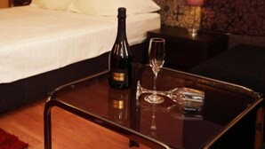 Memory foam beds, minibar, in-room safe, desk - Perla Hotel (Timisoara)