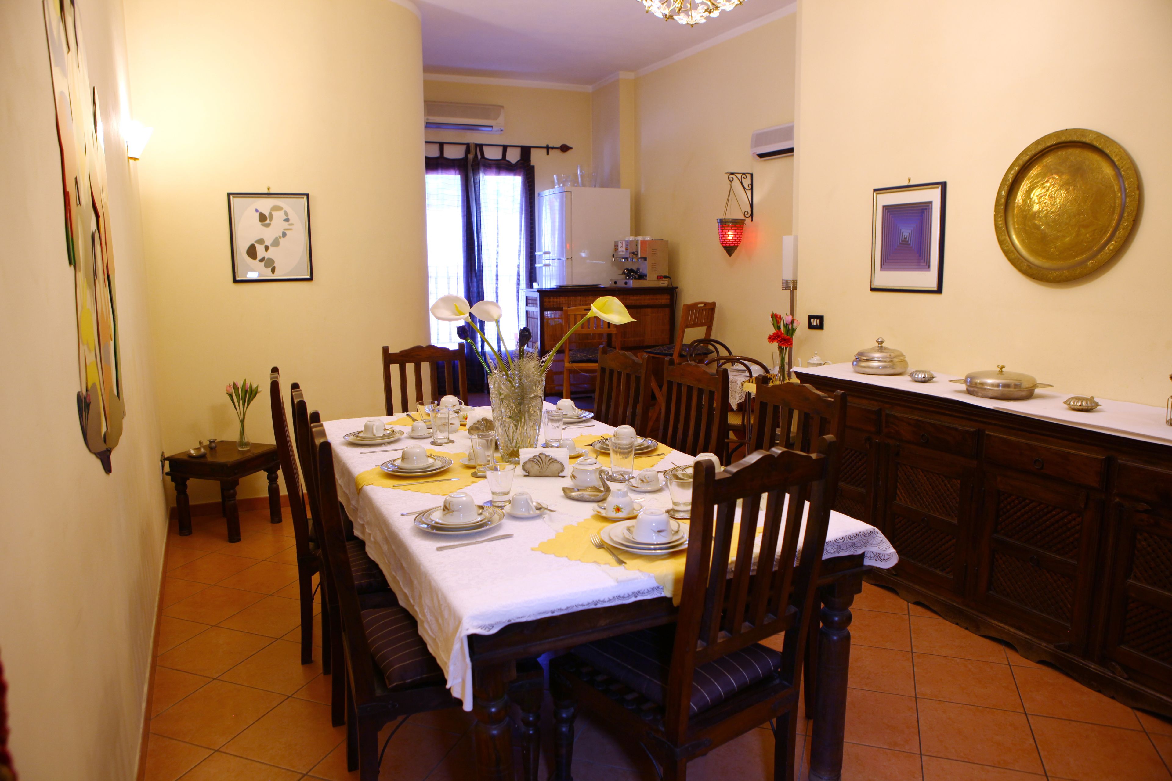 Minibar, escritorio, sistema de insonorización