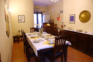 Minibar, escritorio, insonorización y tabla de planchar con plancha 