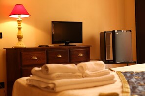 Minibar, meja kerja, kedap suara, dan setrika/meja setrika