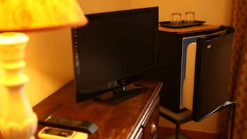 Luxury Suite with Private Bathroom | Frigobar