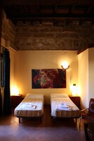 Minibar, una scrivania, insonorizzazione, ferro/asse da stiro