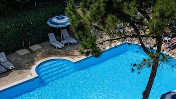Outdoor pool, pool umbrellas, sun loungers