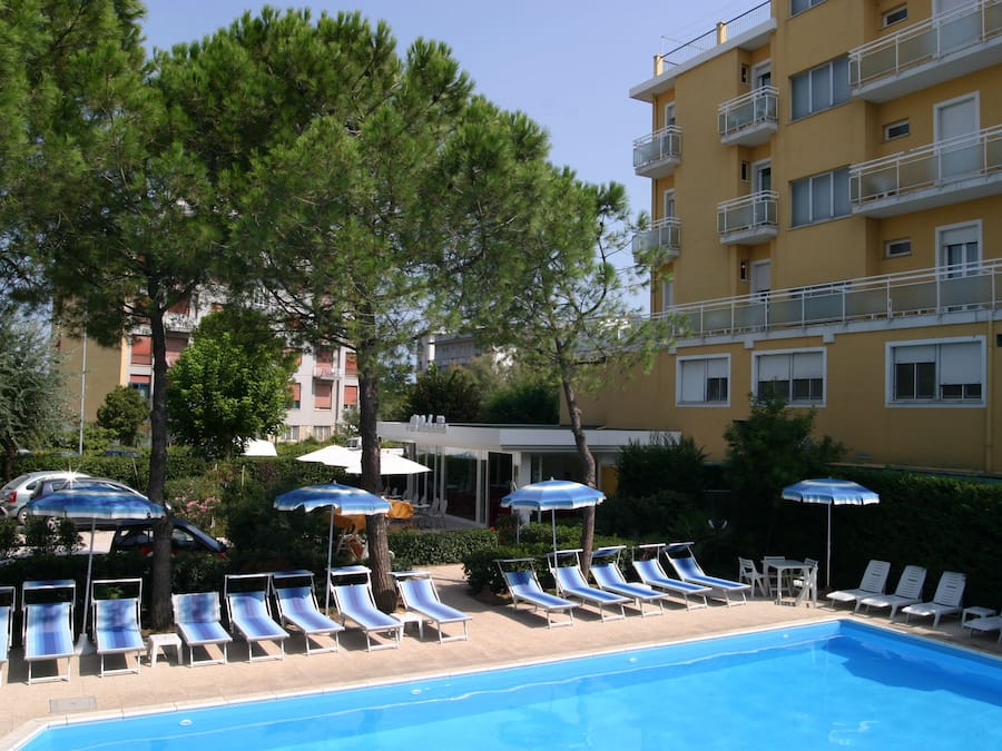 Outdoor pool, pool umbrellas, sun loungers