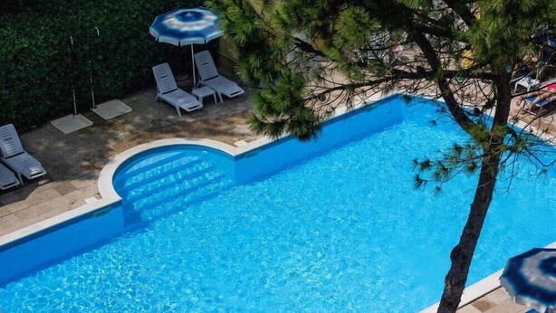 Outdoor pool, pool umbrellas, sun loungers - Hotel Bahama (Rimini)