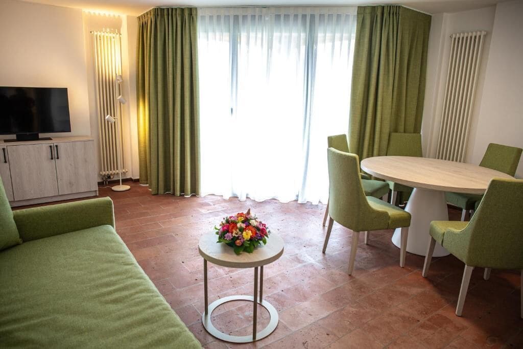 Căn hộ, ban công, quang cảnh vườn | Khu phòng khách | TV 