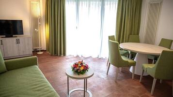 Căn hộ, ban công, quang cảnh vườn | Khu phòng khách | TV