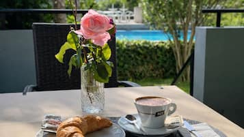 Breakfast (CHF 15 per person)