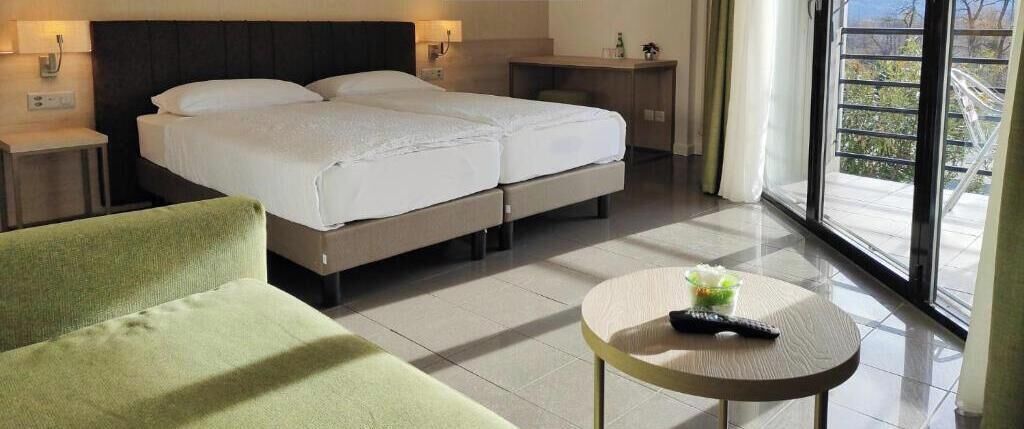 Minibar y caja de seguridad en la habitación 