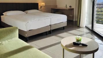 Minibar y caja de seguridad en la habitación