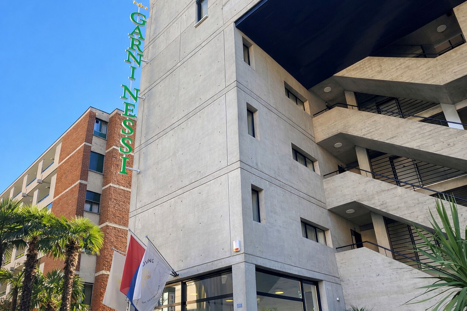 Ein mehrstöckiges Gebäude mit einem gut sichtbaren 'Garnier'-Schild an der Fassade.