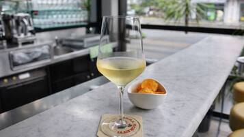 Bar (trong khuôn viên)