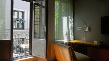 Loft w/ Balcony | Hypo-allergenic bedding, down comforters, in-room safe, desk