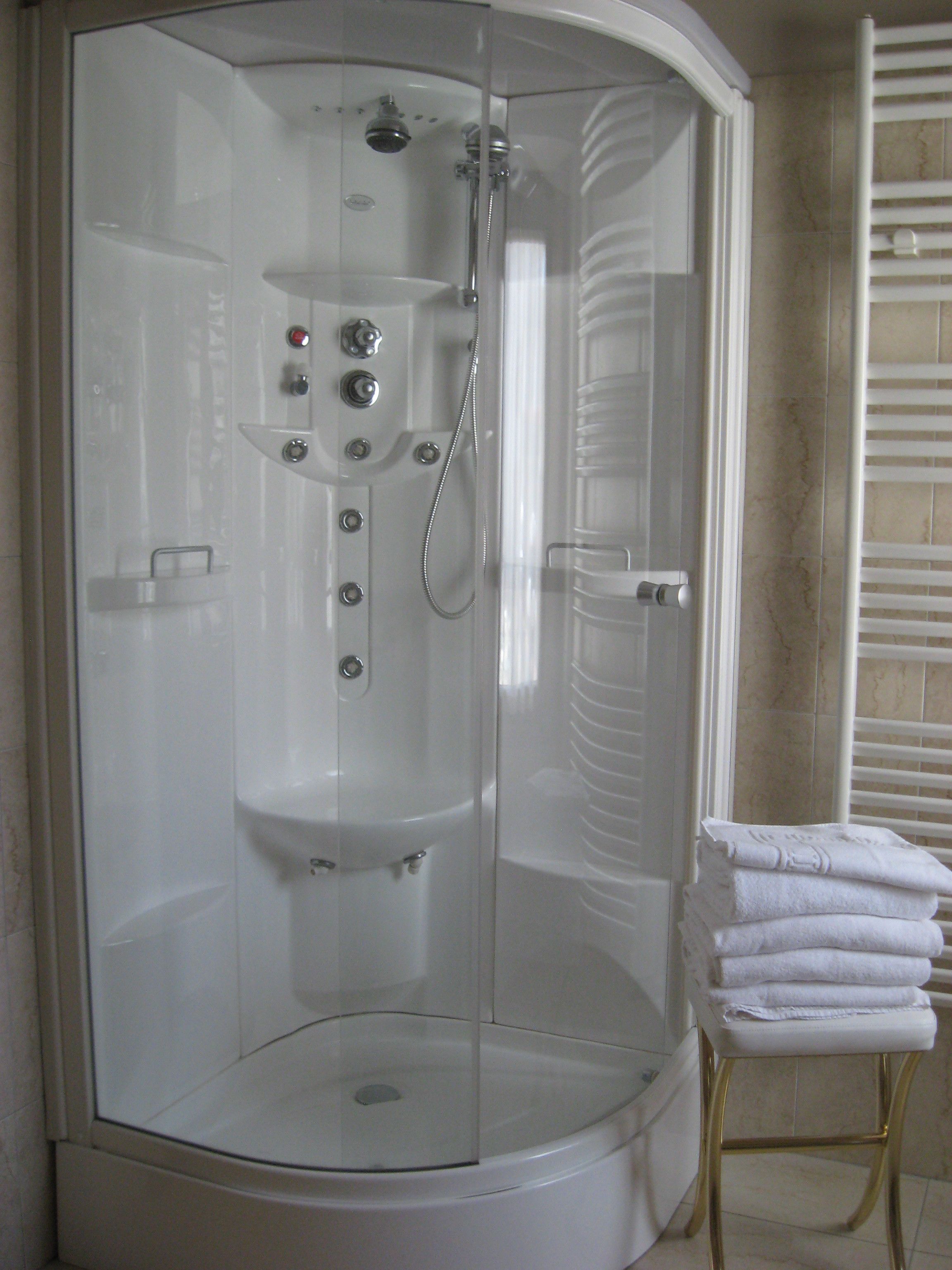 Dusche, Regendusche, kostenlose Toilettenartikel, Haartrockner