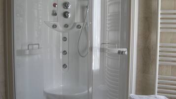 Dusche, Regendusche, kostenlose Toilettenartikel, Haartrockner