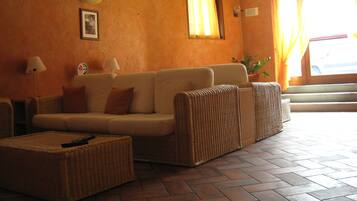 Lobby lounge