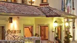Fachada de la propiedad por la tarde o noche