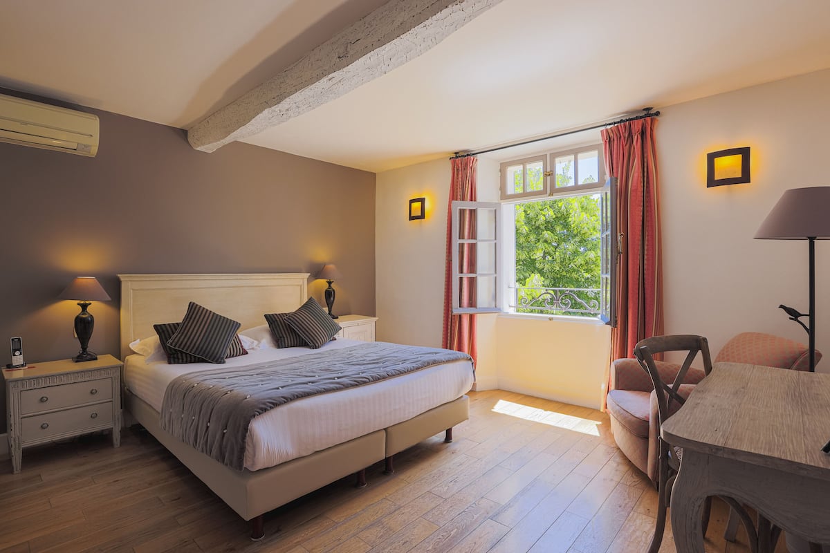 Ropa de cama de alta calidad, colchones Select Comfort y minibar