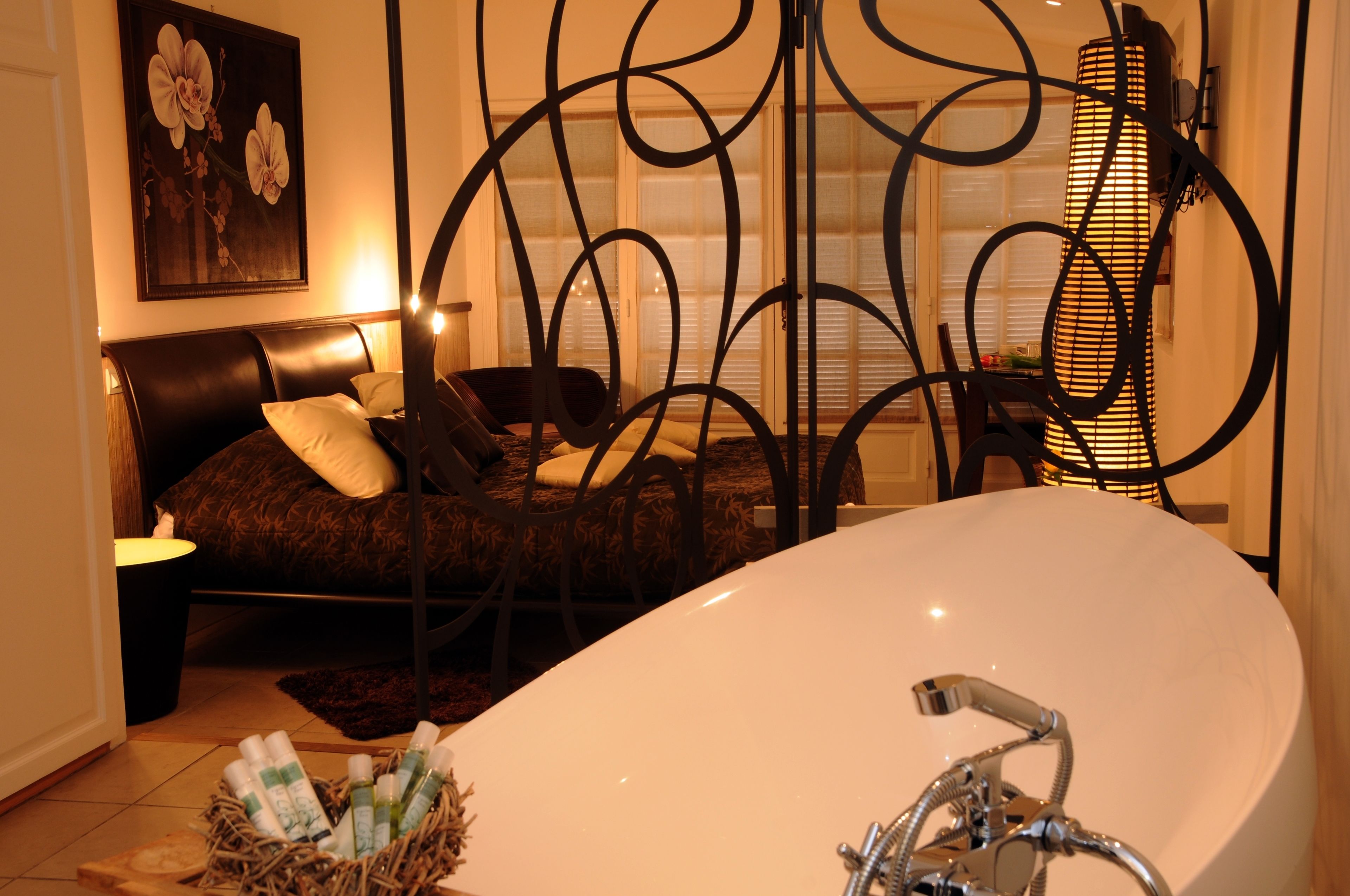 junior suite, garden area (bastide) | deep-soaking bathtub